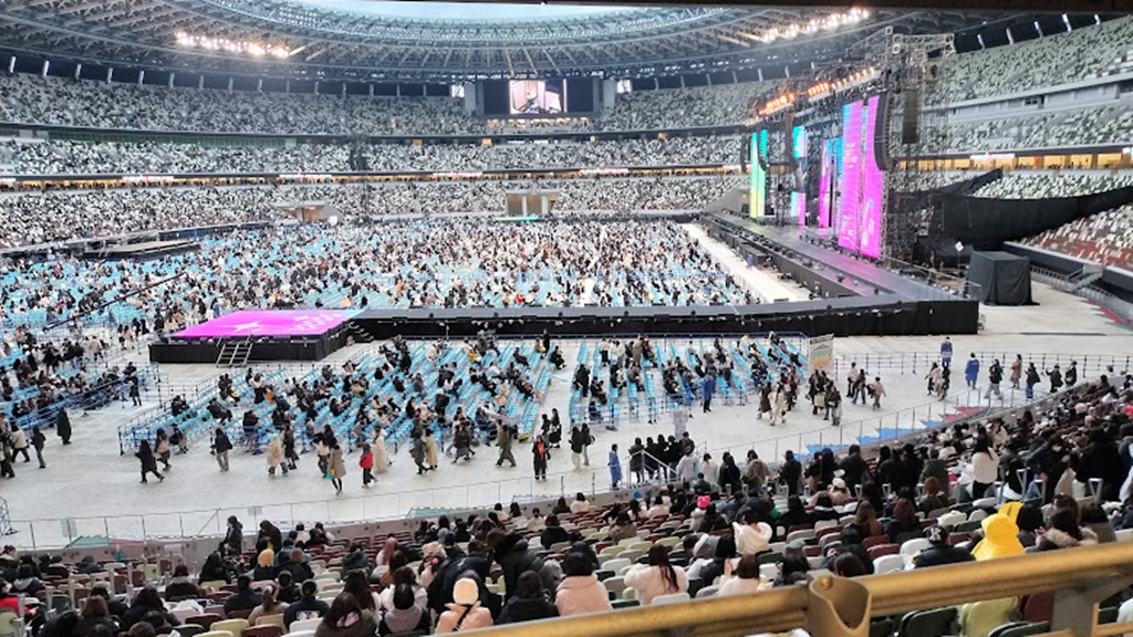 国立競技場アリーナ席の花道横ブロックから見た会場全体の景色と観客席