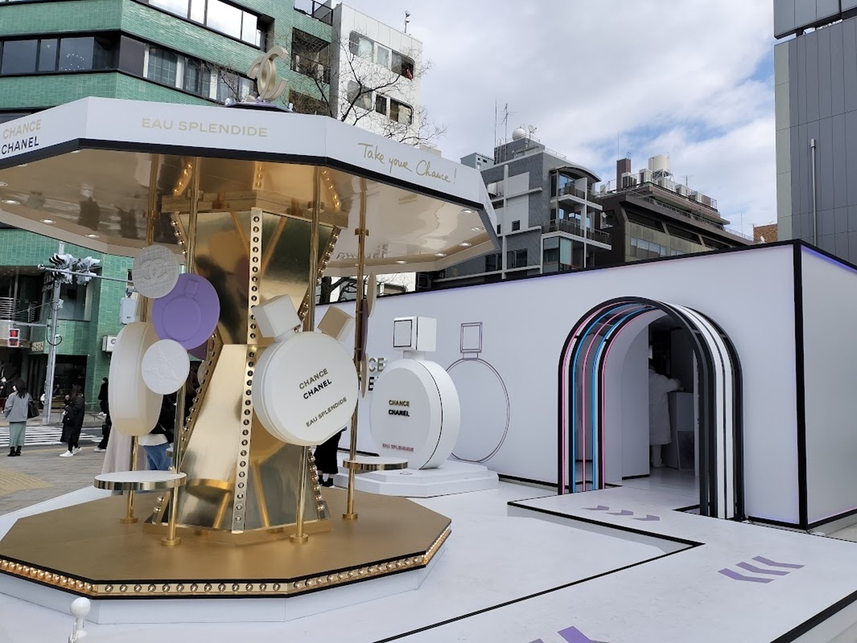 &TEAMのKくんも来場したシャネルPOPUP会場のメリーゴーランドフォトスポット